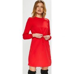 modne-czerwone-sukienki-2019-11_7 Modne czerwone sukienki 2019