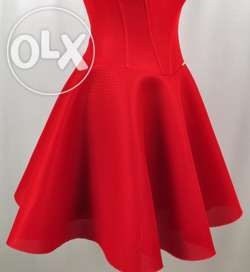 czerwona-rozkloszowana-sukienka-bez-ramiczek-25_19 Czerwona rozkloszowana sukienka bez ramiączek