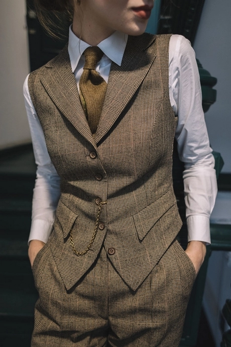 garnitur-damski-z-krawatem-62_10-2 Garnitur damski z krawatem