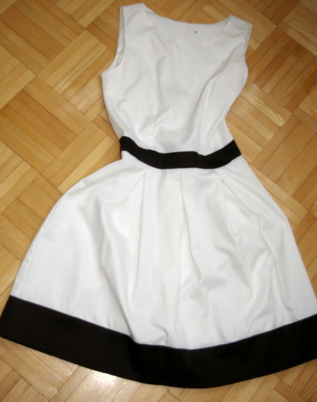 biaa-sukienka-z-czarnym-paskiem-77_15 Biała sukienka z czarnym paskiem