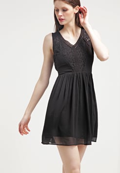 czarna-letnia-sukienka-45_16 Czarna letnia sukienka