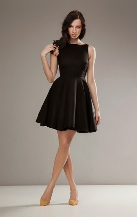 czarna-sukienka-rozkloszowana-37_4 Czarna sukienka rozkloszowana