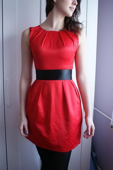 czerwona-sukienka-z-czarnym-paskiem-63_12 Czerwona sukienka z czarnym paskiem