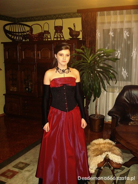 gotyckie-sukienki-na-studniowke-21_9 Gotyckie sukienki na studniówkę