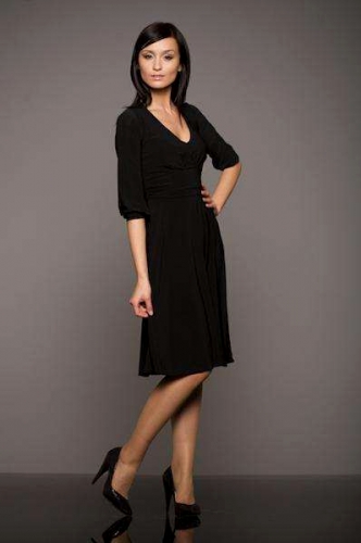 czarna-sukienka-do-kolan-91_20 Czarna sukienka do kolan