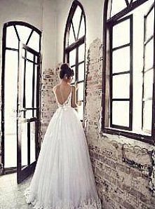 koronkowa-suknia-lubna-z-odkrytymi-plecami-01_4 Koronkowa suknia ślubna z odkrytymi plecami