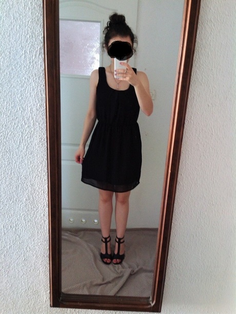 czarna-sukienka-na-szelkach-88_19 Czarna sukienka na szelkach