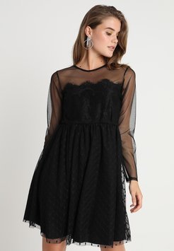 modne-male-czarne-sukienki-71_15 Modne małe czarne sukienki