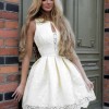 Biała koronkowa sukienka rozkloszowana