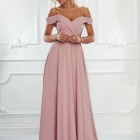 Różowa długa sukienka