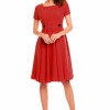 Czerwona sukienka z krótkim rękawem
