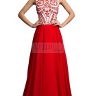 Dluga czerwona suknia
