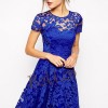 Niebieska sukienka z koronki
