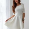Rozkloszowana biała sukienka