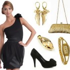 Czarna sukienka ze złotymi dodatkami