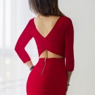 Czerwona dopasowana sukienka z wycięciem na plecach
