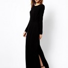 Długa czarna prosta sukienka