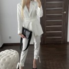 Elegancki biały garnitur damski