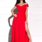 Czerwona suknia z rozporkiem